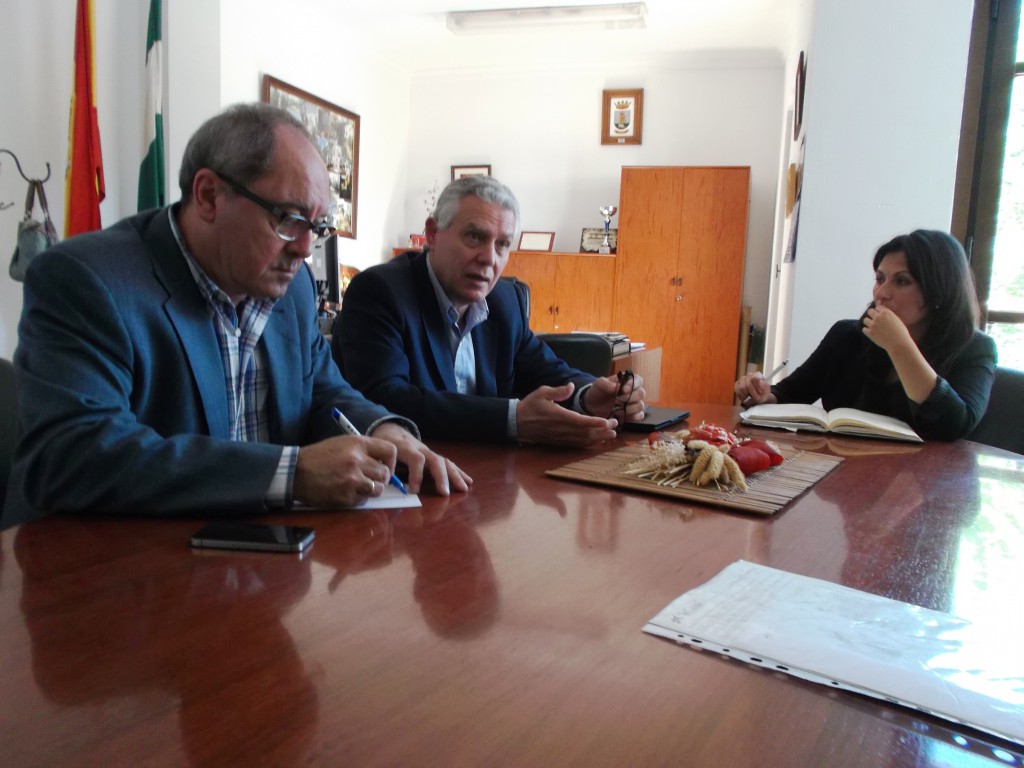 Juan Cornejo y Francisco Menacho, con María Isabel Moreno en el Ayuntamiento de El Gastor