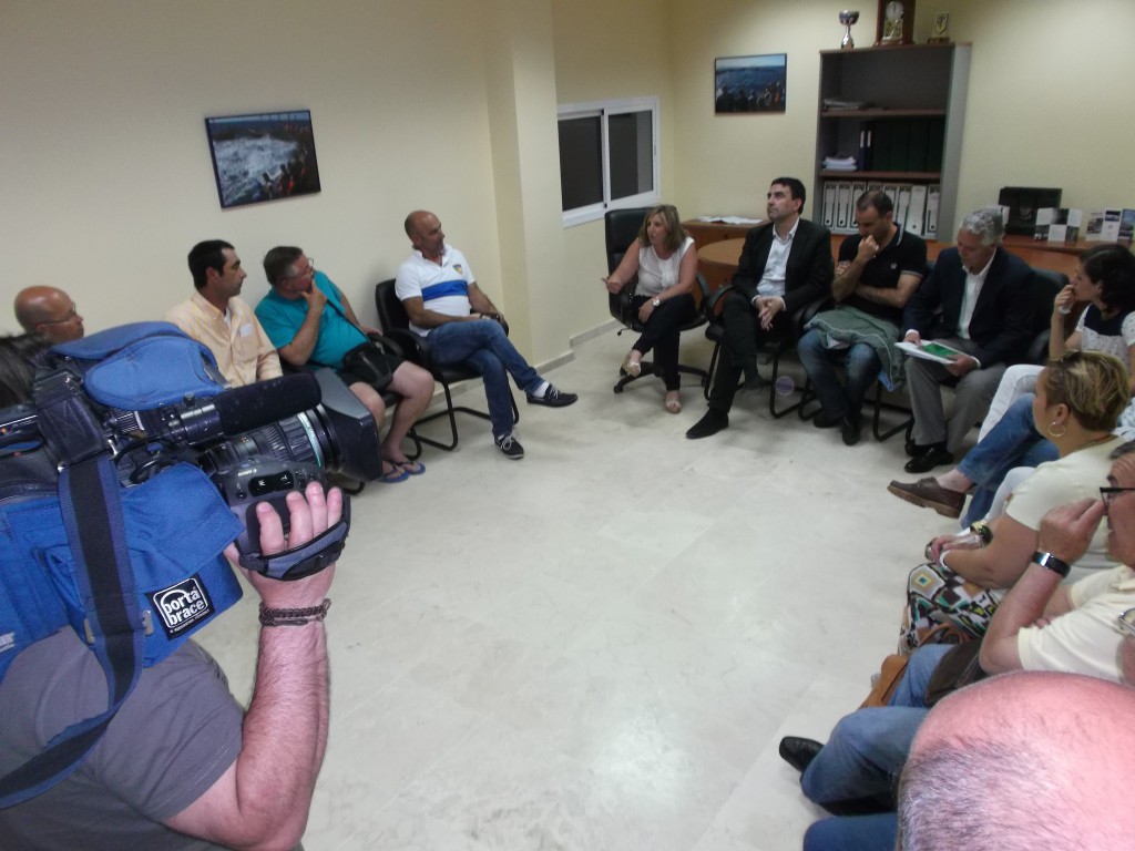 Irene García y Mario Jiménez con el sector almadrabero en Barbate