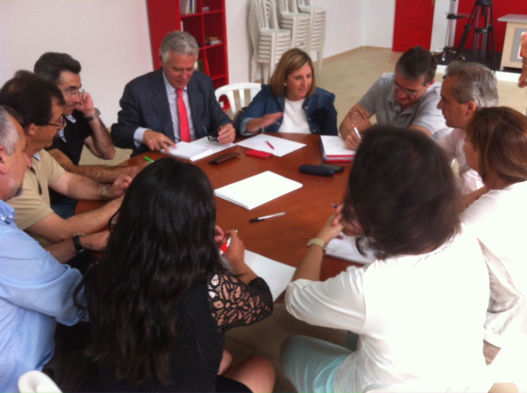 Irene García y Francisco Menacho con alcaldes y alcaldesas de la Sierra
