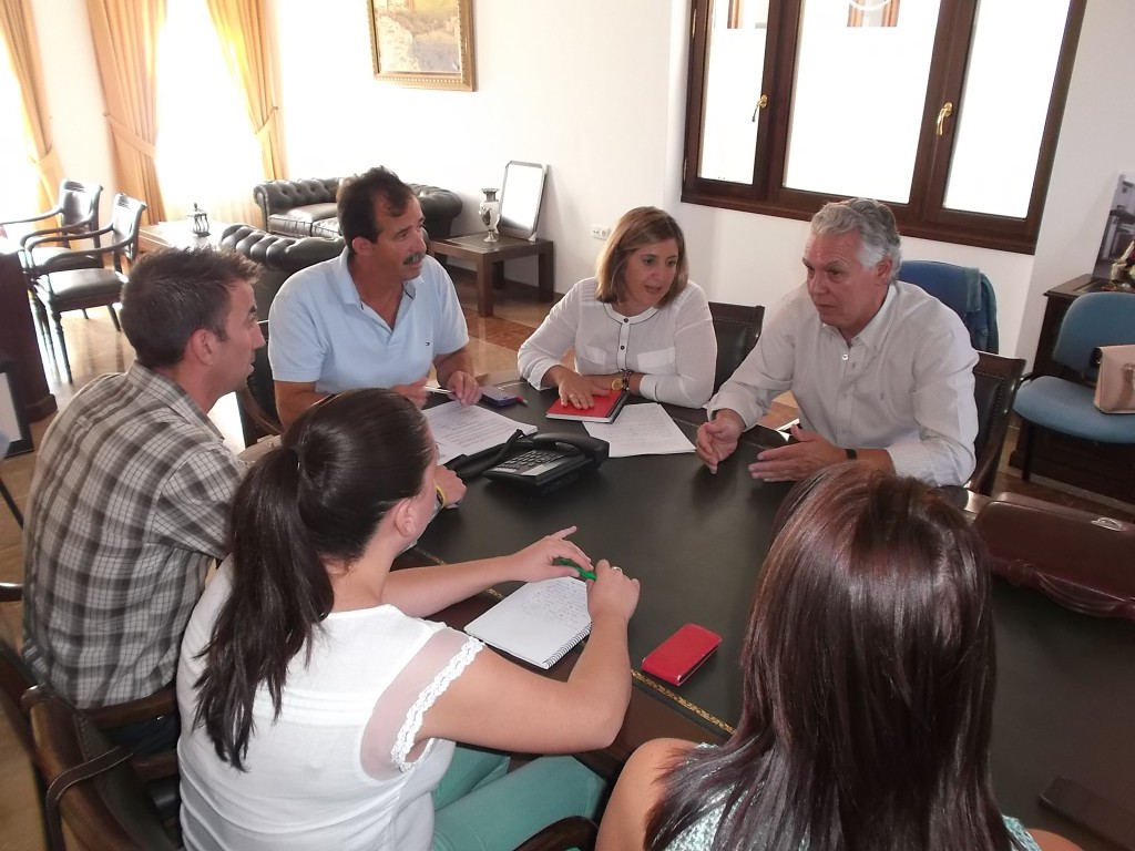 Irene García, durante un encuentro de trabajo con el Grupo Municipal Socialista de Setenil