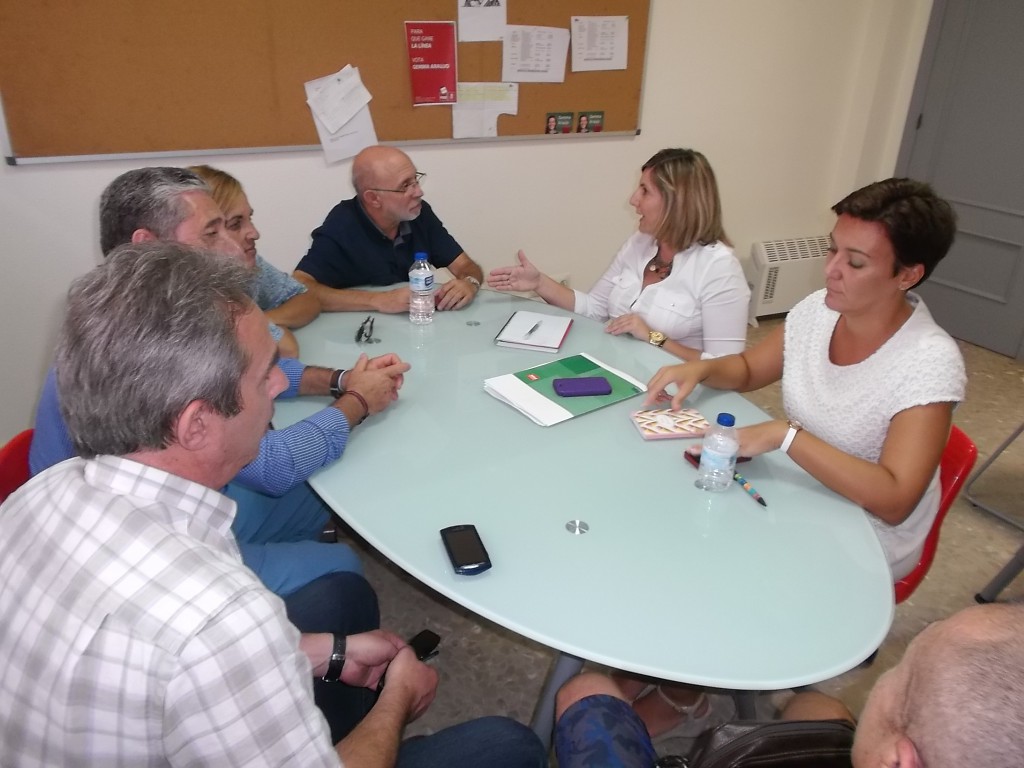 Irene García y Gemma Araujo, con representantes de la plantilla municipal de La Línea