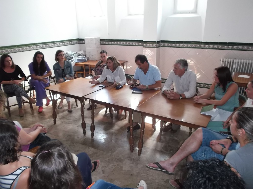 Irene García, con los trabajadores de la residencia de mayores de Setenil