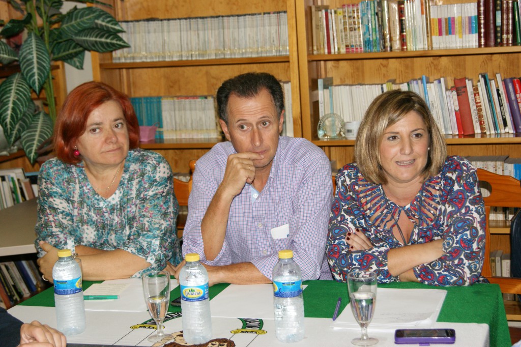 Cándida Verdier, José María Román e Irene García, durante el encuentro con los mayores