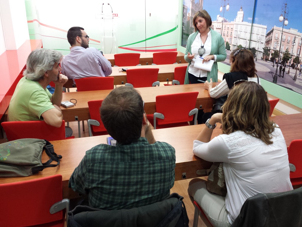 20140428 Irene García conversa con periodistas tras RP