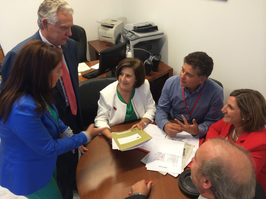 foto reunion consejera salud en parlamento andaluz
