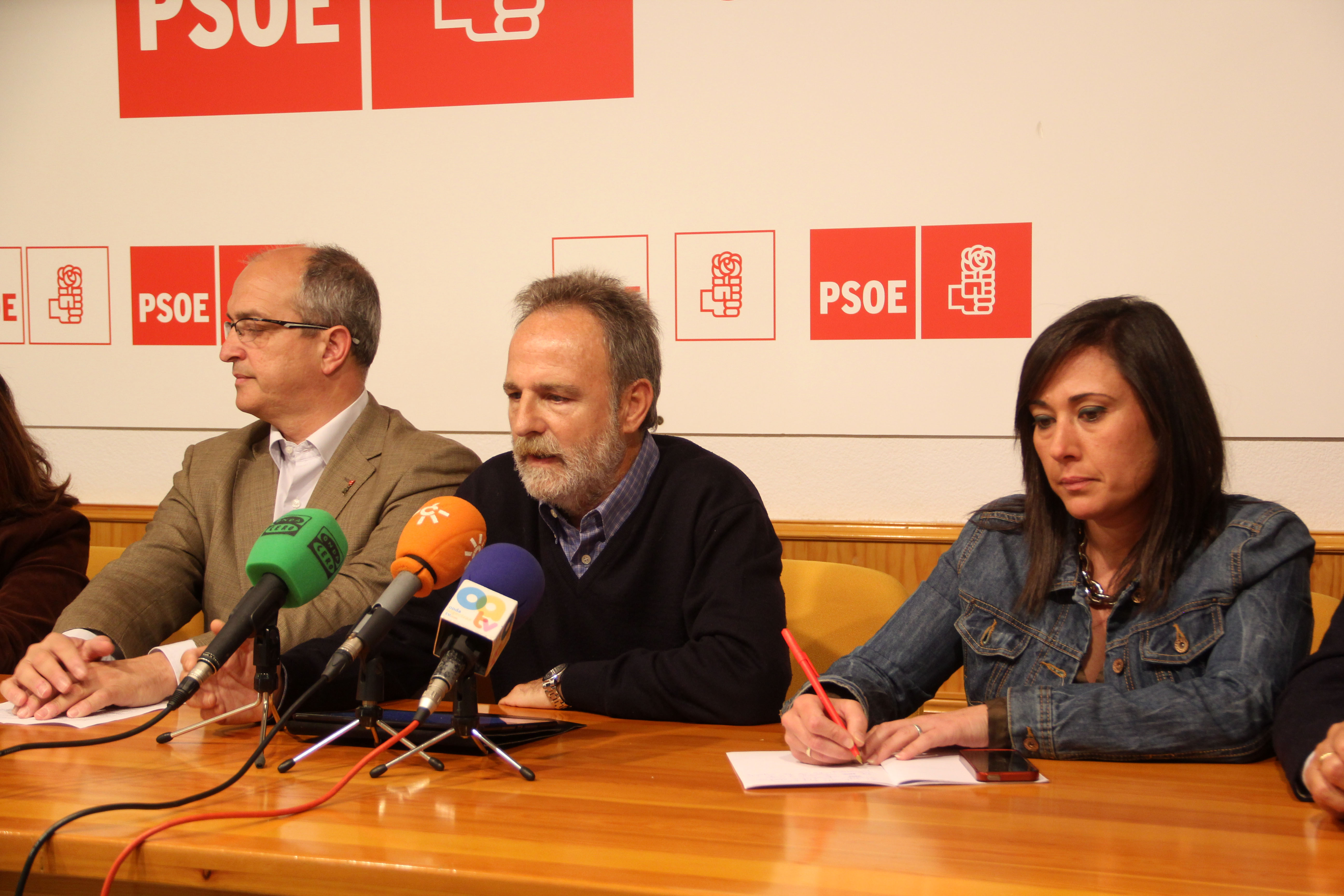 Salvador de la Encina junto a los representantes sindicales de UGT y CCOO