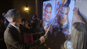 pegando cartel