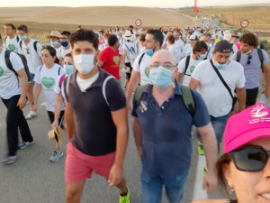 Miguel Guerra camina junto a compañeros del PSOE
