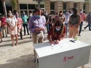 Irene García firma el documento que presentan los alcaldes y alcaldesas socialistas