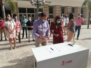 José María Román e Irene García se disponen a firmar