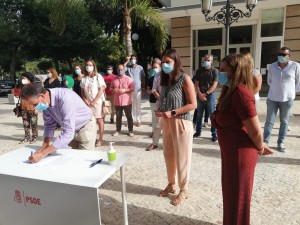 Alcaldes firmando el documento