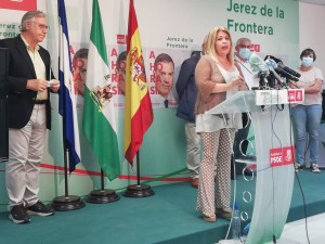 Mamen Sánchez atiende a los medios en la sede del PSOE de Jerez