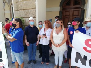 Representantes del PSOE en la puerta del Ayuntamiento Gaditano