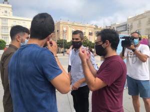 Reparto de mascarillas entre jóvenes en Cádiz