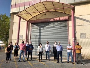 Alcaldes, alcaldesas y portavoces de la Sierra protestan ante el hospital de Ronda