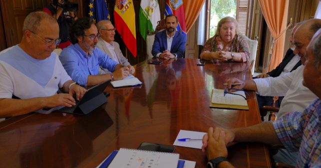 Clara Aguilera y Víctor Mora, con representantes del sector pesquero del Golfo de Cádiz